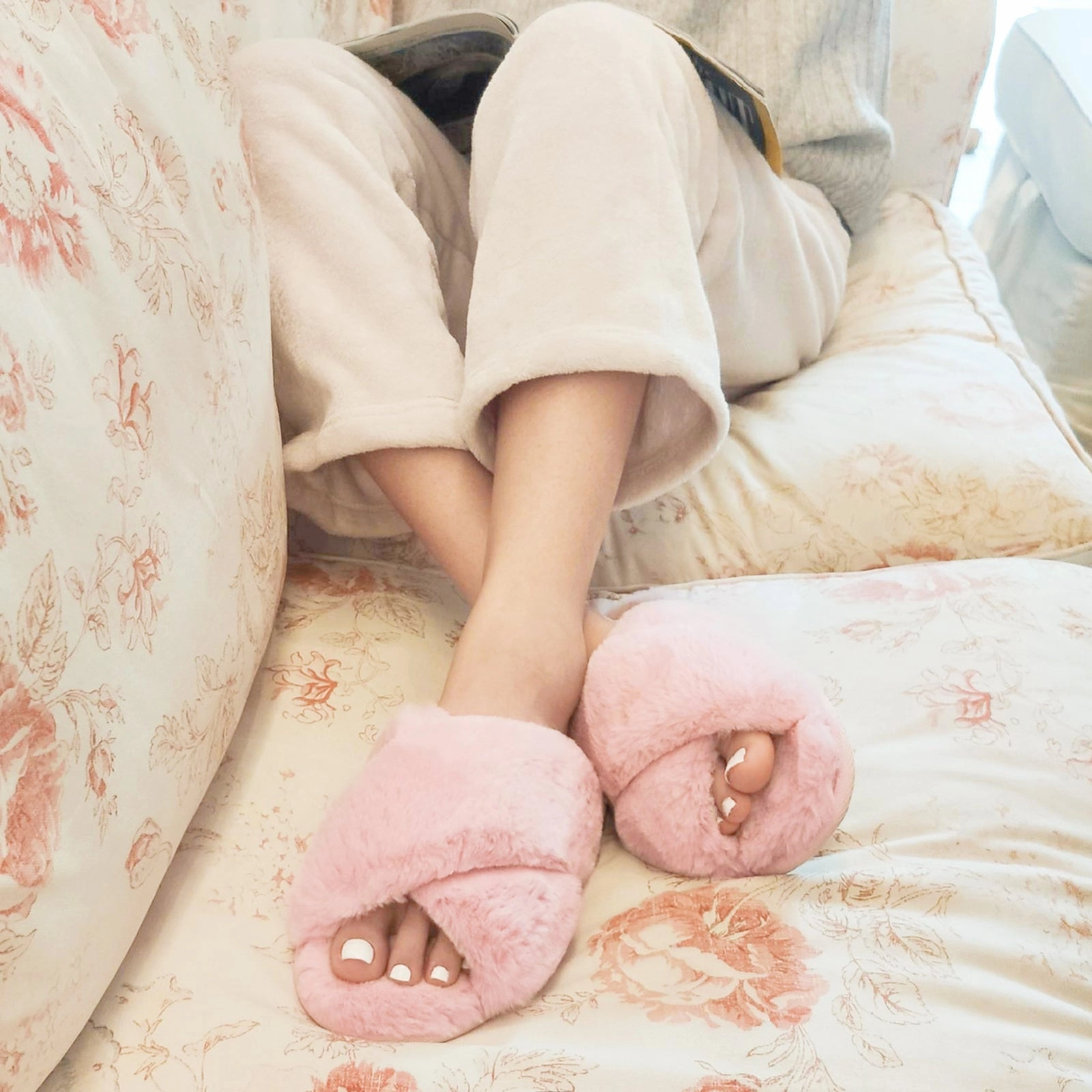 Home Slippers With Arch Support VONMAY Fuzzy Slides for Women Cross Band Faux Fur Open Toe Slippers with Soft Comfy Memory Foam Plush Fluffy Slip On Cozy Anti-Slip House Shoes