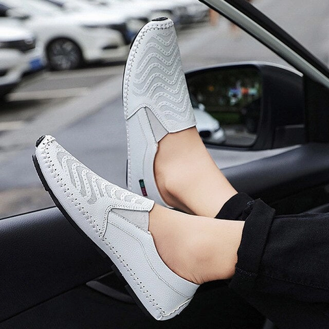 Stamp Lace Flat Shoes 2020 Genuine Leather Shoes Men Loafers Slip-on Men Casual Shoes Flat Cow Leather Male Driving Footwear Black White KA2401