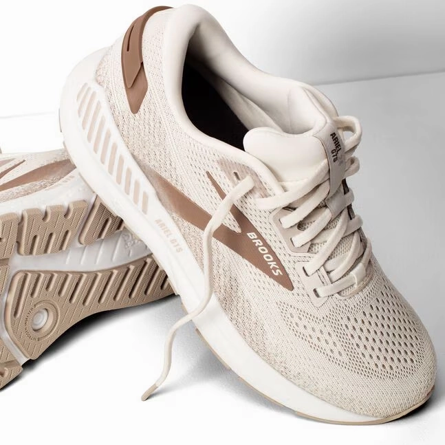 Women's Ariel GTS 24 Running Shoes Fitting